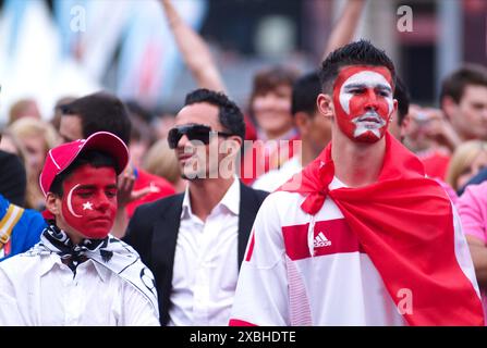 Wien, Österreich. Juni 2008. Die 13. Fußball-Europameisterschaft (offiziell UEFA EURO 2008) fand vom 7. Bis 29. Juni 2008 in Österreich und der Schweiz statt. Öffentliche Besichtigung in Wien am Rathausplatz mit Unterstützern der türkischen Nationalmannschaft Stockfoto