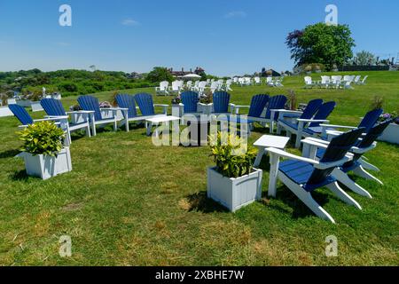 Leere adirondack-Stühle auf einem grünen Rasen Stockfoto