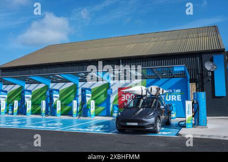 Elektroauto an einer EV-Ladestation. Stockfoto