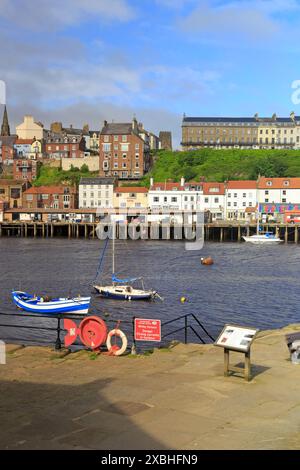 Blick auf Whitby und West Cliff vom Tate Hill Pier, Whitby, North Yorkshire, England, Großbritannien. Stockfoto