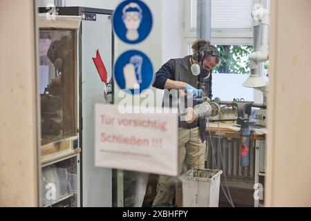 12. Juni 2024, Berlin: Im Projekt Prothesenzentrum Berlin-Kiew wird eine Beinprothese montiert. Die Zahl der Amputierten in der Ukraine wird auf 30.000 bis 50 000 geschätzt. Gleichzeitig gibt es in der Ukraine zu wenige Orthopädietechniker, um alle Kriegsopfer schnell und gut zu versorgen. Janine von Wolfersdorff von der in Berlin ansässigen NGO „Life Bridge Ukraine“ hat daher dieses Projekt initiiert, um die Einrichtung und den Betrieb einer kommunalen Prothesenwerkstatt in Kiew zu ermöglichen. Der Berliner Senat unterstützt das Projekt im Rahmen der Städtepartnerschaft mit Kiew. Foto: Jörg Carstensen/dpa Stockfoto