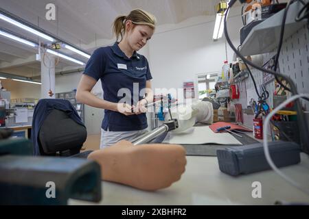 12. Juni 2024, Berlin: Im Projekt Prothesenzentrum Berlin-Kiew wird eine Beinprothese montiert. Die Zahl der Amputierten in der Ukraine wird auf 30.000 bis 50 000 geschätzt. Gleichzeitig gibt es in der Ukraine zu wenige Orthopädietechniker, um alle Kriegsopfer schnell und gut zu versorgen. Janine von Wolfersdorff von der in Berlin ansässigen NGO „Life Bridge Ukraine“ hat daher dieses Projekt initiiert, um die Einrichtung und den Betrieb einer kommunalen Prothesenwerkstatt in Kiew zu ermöglichen. Der Berliner Senat unterstützt das Projekt im Rahmen der Städtepartnerschaft mit Kiew. Foto: Jörg Carstensen/dpa Stockfoto