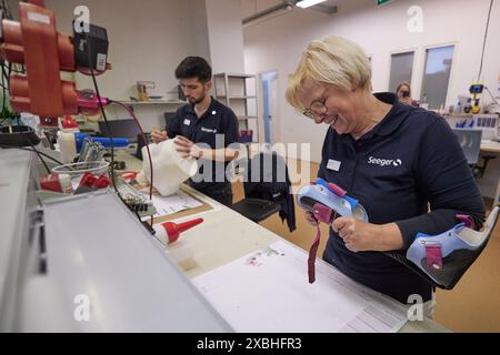 12. Juni 2024, Berlin: Im Projekt Prothesenzentrum Berlin-Kiew wird eine Beinprothese montiert. Die Zahl der Amputierten in der Ukraine wird auf 30.000 bis 50 000 geschätzt. Gleichzeitig gibt es in der Ukraine zu wenige Orthopädietechniker, um alle Kriegsopfer schnell und gut zu versorgen. Janine von Wolfersdorff von der in Berlin ansässigen NGO „Life Bridge Ukraine“ hat daher dieses Projekt initiiert, um die Einrichtung und den Betrieb einer kommunalen Prothesenwerkstatt in Kiew zu ermöglichen. Der Berliner Senat unterstützt das Projekt im Rahmen der Städtepartnerschaft mit Kiew. Foto: Jörg Carstensen/dpa Stockfoto