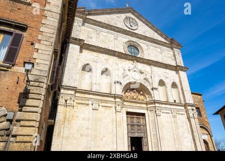 Montepulciano, Italien - 27. April 2023: Fassade der Kirche Sant Agostino in Montepulciano, Siena, Italien Stockfoto