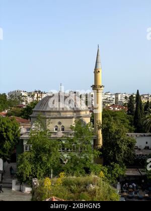 Antalya, Türkei - 22. April 2024, wunderschöner Blick auf die Tekeli Mehmet Pasa Moschee ist eine Moschee in der Stadt Antalya, Türkei. Stockfoto