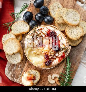 Gebackene Camembert-Käseplatte mit Blick von oben mit Obst und Keksen Stockfoto