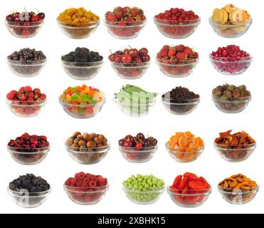 Ausgesuchtes Trockenfutter bis zu Utensilien auf weißem Hintergrund Stockfoto