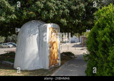 Nitzanim, Israel - 13. April 2024: Ein mobiler Luftschutzraum in Nitzanim, einem Kibbuz im Süden Israels. Stockfoto