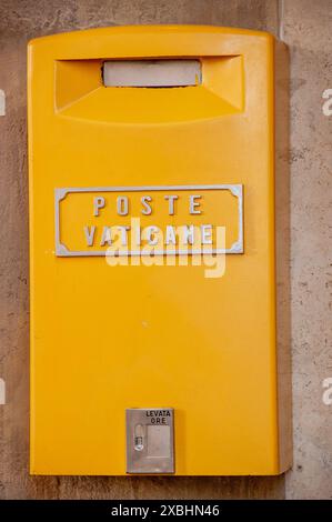 Nahaufnahme eines Vatikanischen Postfensters, der in leuchtendem Gelb und einem lebendigen Detail in dieser eigenständigen Gerichtsbarkeit in Rom, Italien, liegt Stockfoto