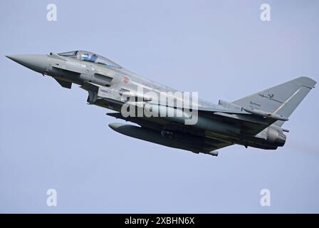 Ein Kampfflugzeug der italienischen Luftwaffe vom Typ Eurofighter Typhoon beim Start vom Fliegerhorst Schleswig-Jagel. Die Luftwaffenübung NATO Tiger Meet NTM ist eine gemeinsame miliärische Übung von Luftwaffen-Verbänden aus NATO-Mitgliedstaaten und befreundeten Ländern. Sie finden vom 03. bis 13. Juni 2024 auf dem deutschen Fliegerhorst Schleswig-Jagel statt. Schleswig Schleswig-Holstein Deutschland *** Ein Eurofighter Typhoon Kampfflugzeug der italienischen Luftwaffe startet vom Luftwaffenstützpunkt Schleswig Jagel die NATO Tiger Meet NTM Luftwaffenübung ist eine gemeinsame militärische Übung der Luftwaffe u Stockfoto