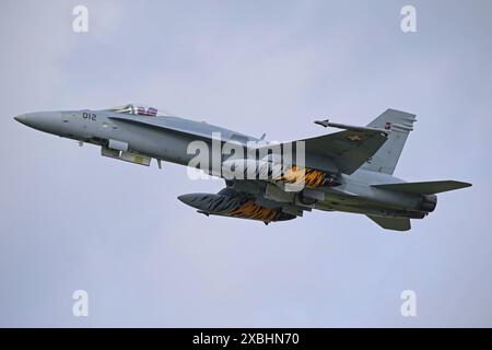 Ein Kampfflugzeug der Schweizer Luftwaffe der Fliegerstaffel 11 aus Meiringen vom Typ FA-18 Hornet beim Start vom Fliegerhorst Schlewig-Jagel. Die Luftwaffenübung NATO Tiger Meet NTM ist eine gemeinsame miliärische Übung von Luftwaffen-Verbänden aus NATO-Mitgliedstaaten und befreundeten Ländern. Sie finden vom 03. bis 13. Juni 2024 auf dem deutschen Fliegerhorst Schleswig-Jagel statt. Schleswig Schleswig-Holstein Deutschland *** Ein Kampfflugzeug der Schweizer Luftwaffe aus der Meiringen Air Squadron 11 vom Typ FA 18 Hornet startet vom Luftwaffenstützpunkt Schlewig Jagel der NATO Tiger Meet NTM Air Force Ex Stockfoto