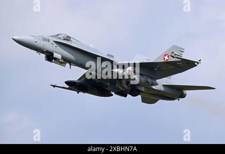 Ein Kampfflugzeug der Schweizer Luftwaffe vom Typ FA-18 Hornet beim Start vom Fliegerhorst Schlewig-Jagel. Die Luftwaffenübung NATO Tiger Meet NTM ist eine gemeinsame miliärische Übung von Luftwaffen-Verbänden aus NATO-Mitgliedstaaten und befreundeten Ländern. Sie finden vom 03. bis 13. Juni 2024 auf dem deutschen Fliegerhorst Schleswig-Jagel statt. Schleswig Schleswig-Holstein Deutschland *** Ein Kampfflugzeug der Schweizer Luftwaffe FA 18 Hornet startet vom Luftwaffenstützpunkt Schlewig Jagel die NATO Tiger Meet NTM Luftwaffenübung ist eine gemeinsame militärische Übung von Luftwaffeneinheiten aus NATO-mitgliedsstaaten Stockfoto