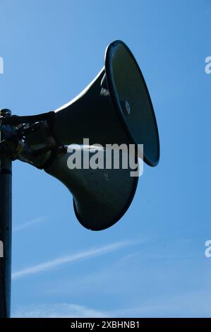 Tannoy gegen blauen Himmel. Verwendung für Ansage, Nachrichtenübermittlung, öffentliche Ordnung, allgemeine Kommunikationskonzepte und Anschauungszwecke. Hochformat Stockfoto