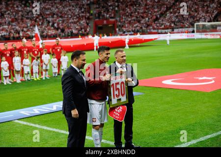 Robert Lewandowski (Polen) feierte mit Cezary Kulesza (Vorsitzender der PZPN) 150 Spiele für die polnische Nationalmannschaft, bevor er ein Freundschaftsspiel zwischen den polnischen und türkischen Nationalmannschaften bei PGE Narodowy feierte. Endpunktzahl; Polen 2: 0 Türkei. Stockfoto