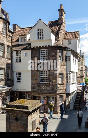 Das John Knox House auf der Royal Mile von Edinburgh ist eines der ältesten, das größtenteils Mitte des 16. Jahrhunderts erbaut wurde Stockfoto