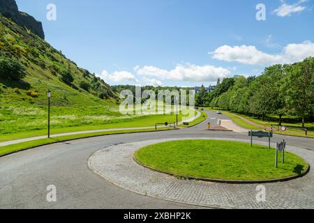 Der Holyrood Park (je nach Geschlecht des Herrschers auch King's Park oder Queen's Park genannt) ist ein königlicher Park im Zentrum von Edinburgh Stockfoto