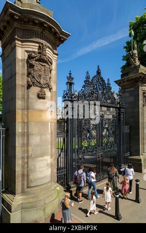 Kunstvolle Tore im Holyrood Palace, Edinburgh, Schottland Stockfoto