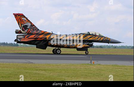 Ein Kampfflugzeug der türkischen Luftwaffe vom Typ Lockheed Martin F-16C Fighting Falcon nach der Landung auf dem Fliegerhorst Schleswig-Jagel während dem Tiger Meet 2024. Die Luftwaffenübung NATO Tiger Meet NTM ist eine gemeinsame miliärische Übung von Luftwaffen-Verbänden aus NATO-Mitgliedstaaten und befreundeten Ländern. Sie finden vom 03. bis 13. Juni 2024 auf dem deutschen Fliegerhorst Schleswig-Jagel statt. Schleswig Schleswig-Holstein Deutschland *** Ein türkisches Luftwaffe Lockheed Martin F 16C Kampfflugzeug Falcon nach der Landung auf der Schleswig Jagel Air Base während Tiger Meet 202 Stockfoto