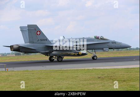 Ein Kampfflugzeug der Schweizer Luftwaffe vom Typ FA-18 Hornet mit der Kennung J-5005 nach der Landung auf dem Fliegerhorst Schleswig-Jagel. Die Luftwaffenübung NATO Tiger Meet NTM ist eine gemeinsame miliärische Übung von Luftwaffen-Verbänden aus NATO-Mitgliedstaaten und befreundeten Ländern. Sie finden vom 03. bis 13. Juni 2024 auf dem deutschen Fliegerhorst Schleswig-Jagel statt. Schleswig Schleswig-Holstein Deutschland *** Ein Kampfflugzeug der Schweizer Luftwaffe vom Typ FA 18 Hornet mit der Registrierung J 5005 nach der Landung auf dem Luftwaffenstützpunkt Schleswig Jagel der NATO Tiger Meet NTM Air Force Exer Stockfoto