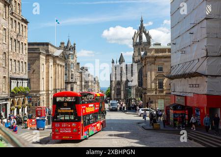 Ein Bus mit offenem Oberdeck, der an einem Sommertag die Royal Mile von Edinburgh bereist. Stockfoto