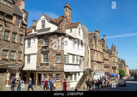 Das John Knox House auf der Royal Mile von Edinburgh ist eines der ältesten, das größtenteils Mitte des 16. Jahrhunderts erbaut wurde Stockfoto