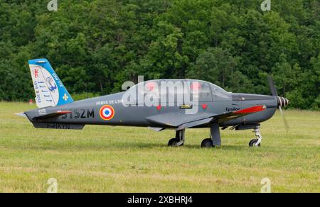 Socata TB-30 Epsilon auf der Le Temps des Helices Air Show 2024 in La Ferte-Alais, Frankreich Stockfoto