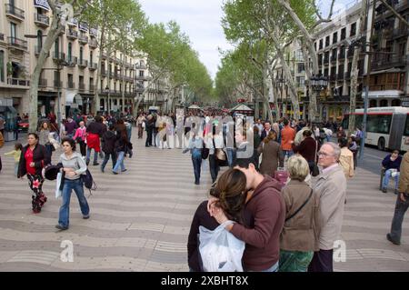 Ein junges Paar küsst sich auf La Rambla, Barcelona, Katalonien, Spanien Stockfoto