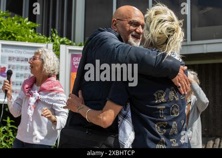 Brighton, Großbritannien. Juni 2024. Stop L3Harris-Aktivisten feiern vor dem Rathaus von Hove, nachdem sie einstimmig gegen die dauerhafte Beibehaltung einer vorübergehenden Erweiterung eines Gebäudes im Besitz des Waffenherstellers L3Harris im Home Farm Business Centre gestimmt haben, das von den Ratsmitgliedern in Brighton und Hove City Council Planning Committee Meeting besucht wurde. Quelle: Mark Kerrison/Alamy Live News Stockfoto