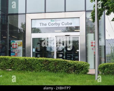 Eintritt in die Bibliothek im Corby Cube Gebäude im Stadtzentrum von Corby, England, an einem regnerischen Tag. Stockfoto