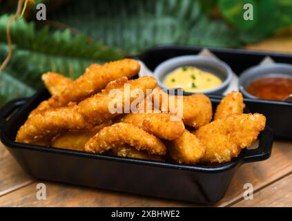 Serviert mit zerschlagenen und frittierten Hühnerfingern Stockfoto