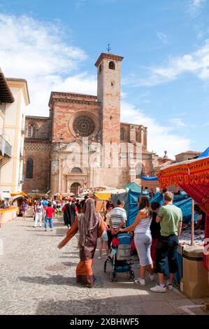 Mittelalterliche Flohmarkt, Hauptplatz. Sigüenza, Provinz Guadalajara, Castilla La Mancha, Spanien. Stockfoto