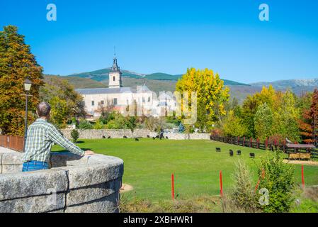 Mann in Puente del Perdon, der auf das Kloster Santa Maria del Paular blickt. Rascafria, Provinz Madrid, Spanien. Stockfoto