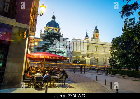 Anciano Terrasse von El Rey de los Vinos Taverne und Almudena Kathedrale, Nacht. Bailen Straße, Madrid, Spanien. Stockfoto