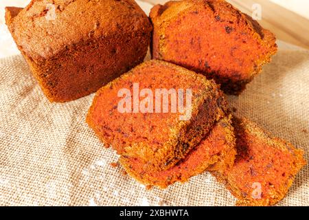 Brot mit Zusatz von Rüben auf Leinwandgewebe. Das Konzept der Brotanreicherung mit nützlichen Zusatzstoffen. Hochwertige Fotos Stockfoto