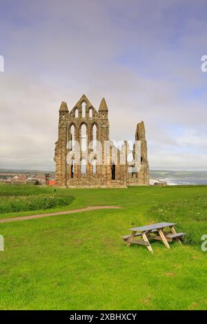 Historische Ruinen von Whitby Abbey, Whitby, North Yorkshire, England, Großbritannien. (Von außerhalb des Grundstücks auf dem öffentlichen Gehweg) Stockfoto