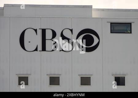 Los Angeles, CA/USA - 30. April 2019: Das CBS Eye Logo ist auf einem Gebäude im Studio von Television City zu sehen. Stockfoto