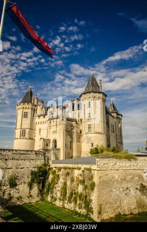 Saumur, Frankreich - Panoramablick auf das Schloss Saumur mit Blick auf die Loire und das Tal. Stürmische Wolken gaben einen schönen dramatischen Look Stockfoto