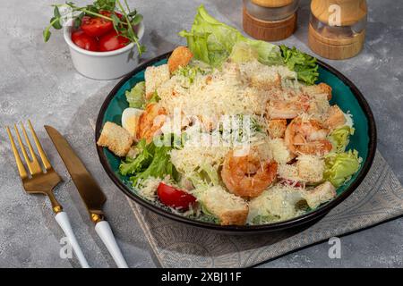 Salat mit Garnelen und Croutons, Tomaten, Käse, Salat, Soße. Gekochtes Ei. Kopierbereich Stockfoto