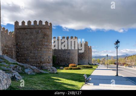 Avila, Spanien - 8. April 2024: Detailansicht der mittelalterlichen Stadtmauer von Avila Stockfoto