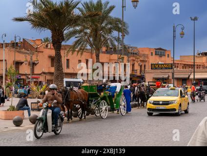 Marrakesch, Marokko - 23. März 2024: Geschäftige Stadtstraße mit viel Verkehr in der Innenstadt von Marrakesch Stockfoto