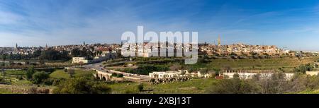 Meknes, Marokko - 5. März 2024: Panorama der Altstadt von Meknes mit Minaretten und alten Stadtmauern Stockfoto