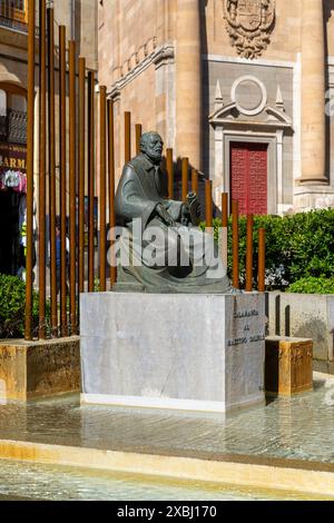 Salamanca, Spanien - 9. April 2024: Statue von Francisco de Salinas vor der Universität von Salamanca Stockfoto