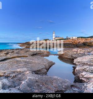 Eine Langzeitbelichtung des Leuchtturms Cap de ses Salines auf Mallorca kurz vor Sonnenaufgang Stockfoto
