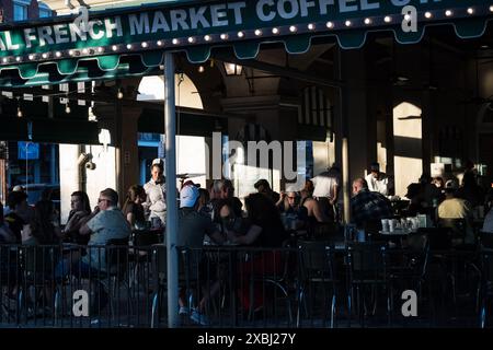 Das ikonische Cafe du Monde im French Quarter von New Orleans, bekannt für seine Beignets und seinen Kaffee, ist voller Gäste, die die lebhafte Atmosphäre genießen. Stockfoto