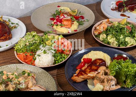 Speisen auf der Speisekarte. Salate und Vorspeisen, Hauptgerichte und Fleischbeilagen mit Püree. Fisch mit Püree und rotem Kaviar. Kopierbereich Stockfoto