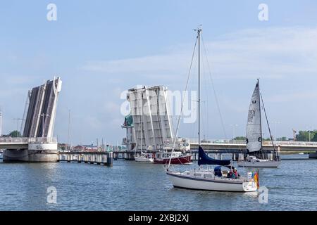 Offene Unruhbrücke, Segelboote, Kappeln, Schlei, Schleswig-Holstein, Deutschland Stockfoto