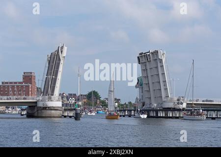 Offene Unruhbrücke, Segelboote, Kappeln, Schlei, Schleswig-Holstein, Deutschland Stockfoto