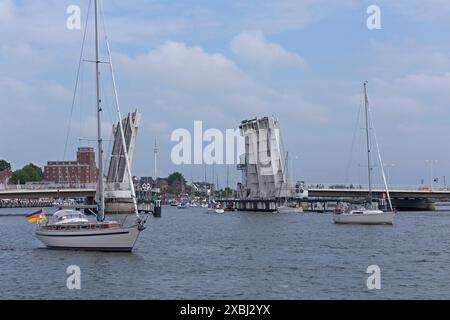 Offene Unruhbrücke, Segelboote, Kappeln, Schlei, Schleswig-Holstein, Deutschland Stockfoto