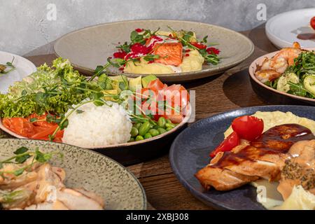 Speisen auf der Speisekarte. Salate und Vorspeisen, Hauptgerichte und Fleischbeilagen mit Püree. Fisch mit Püree und rotem Kaviar. Kopierbereich Stockfoto