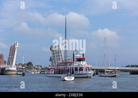 Offene Balancebrücke, Ausflugsboot Schlei Princess, Segelboote, Kappeln, Schlei, Schleswig-Holstein, Deutschland Stockfoto